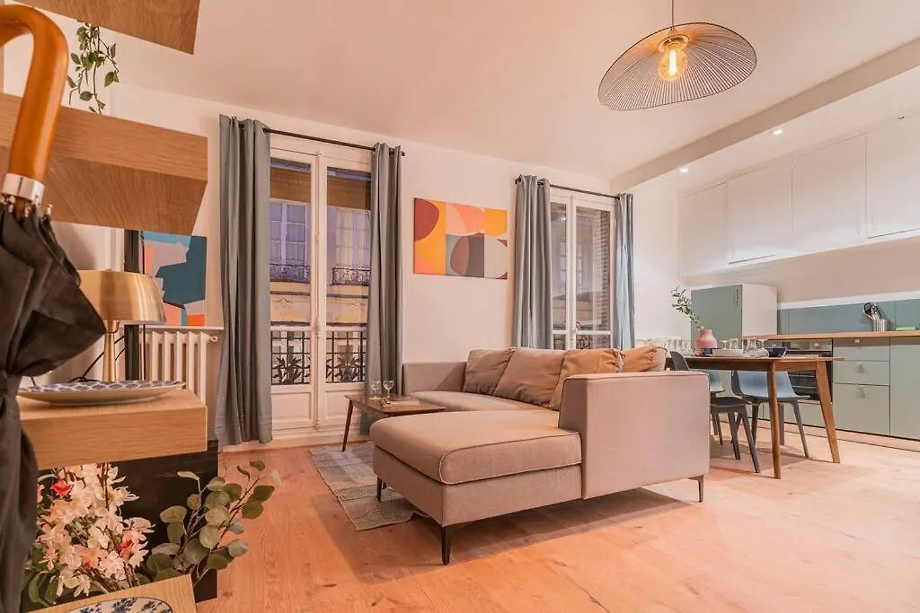 Lovely Parisian Flat Rue St Honore Louvre - 2Br With Balcony Apartment  Paris